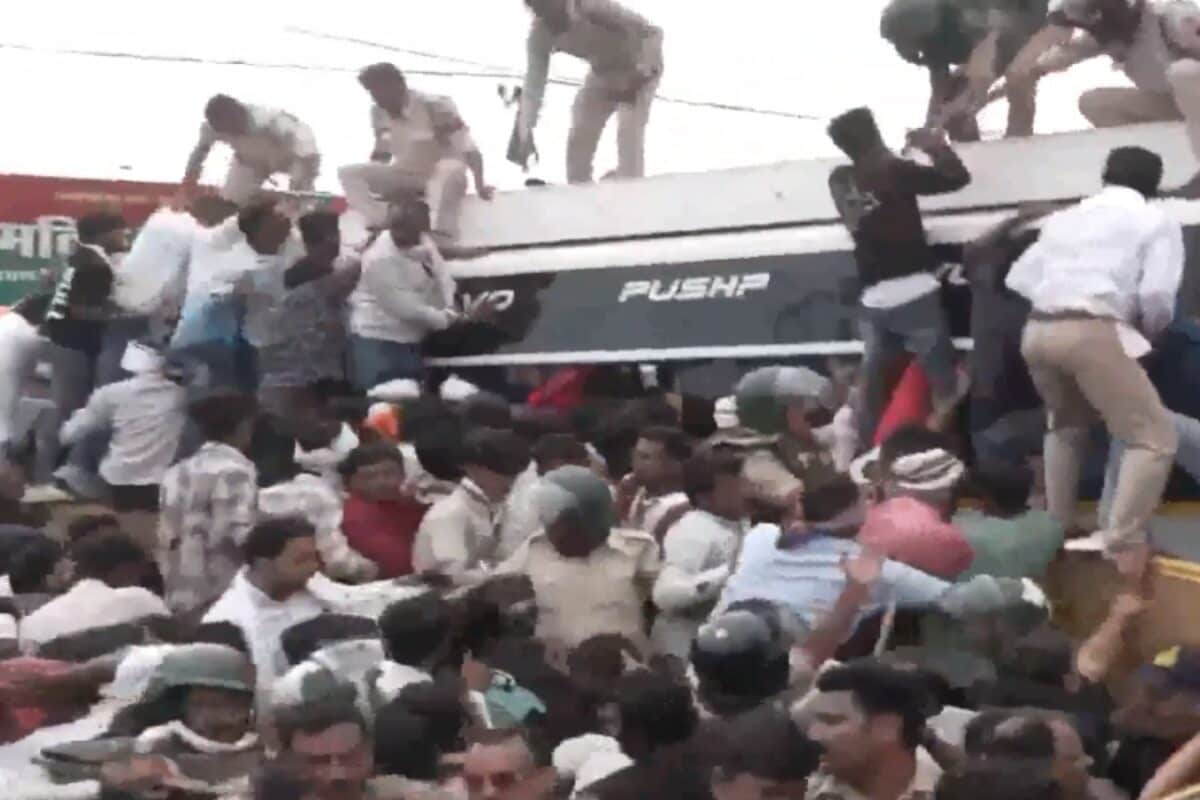 Farmers Climb Bus, Break Barricades In Clash With Police During Bhopal MSP Protest | Watch
