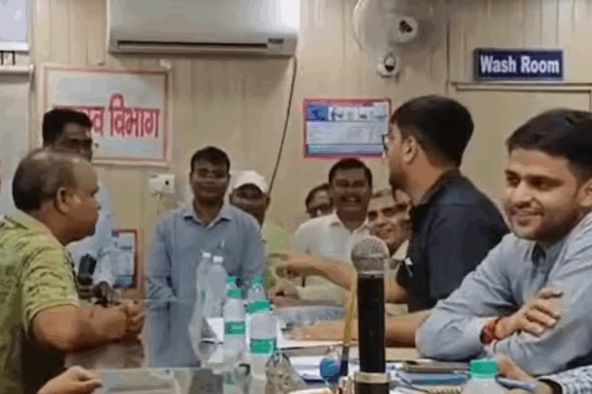 'सिर्फ वादा मत कीजिए, मेरा घर खुलवाइए': यूपी में 13 साल के लड़के ने डीएम से की तीखी बहस
