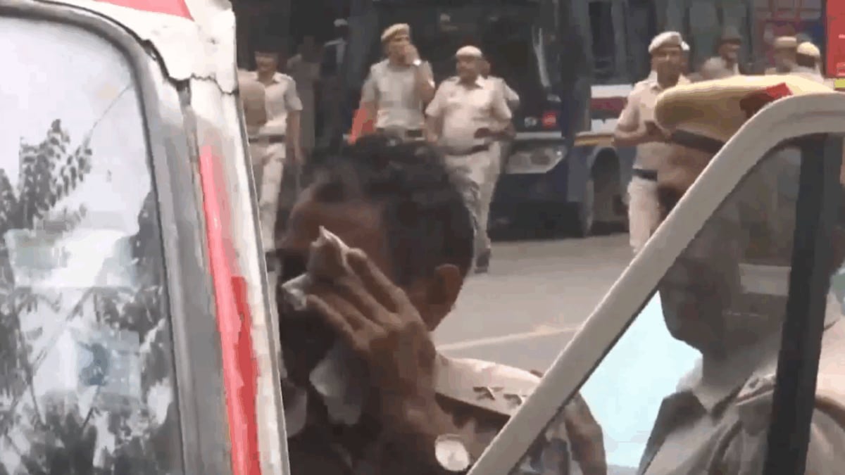 ‘Mob Dragged Me, Pelted Stones’: Injured Delhi Cop Recounts Attack During CJP's Parliament Protest
