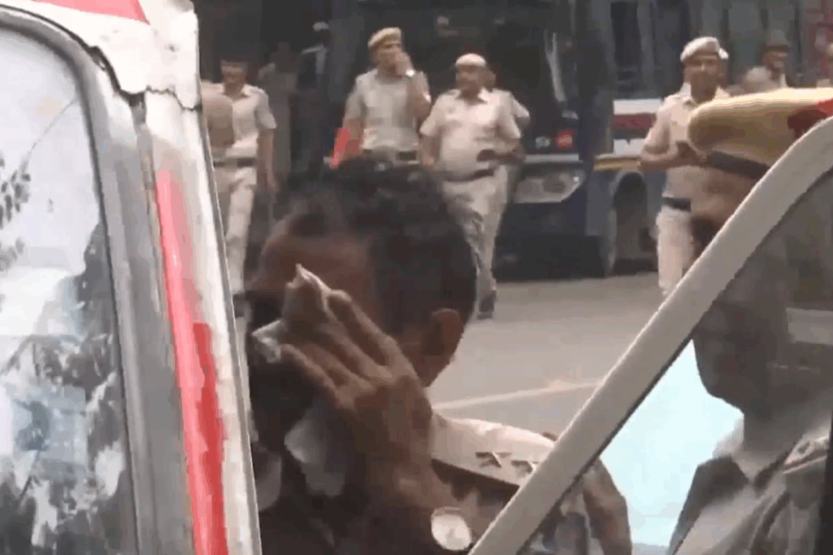 ‘Mob Dragged Me, Pelted Stones’: Injured Delhi Cop Recounts Attack During CJP's Parliament Protest