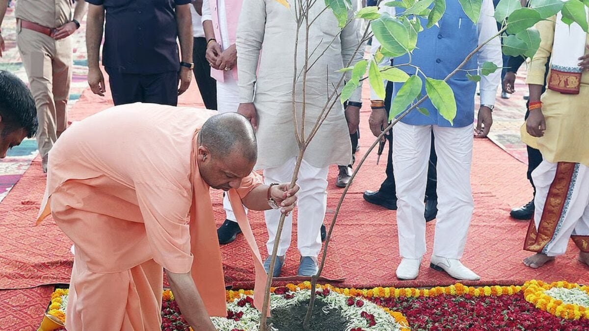 'Ek Ped Maa Ke Naam 3.0' Campaign To Boost Green Consciousness In UP Schools In July
