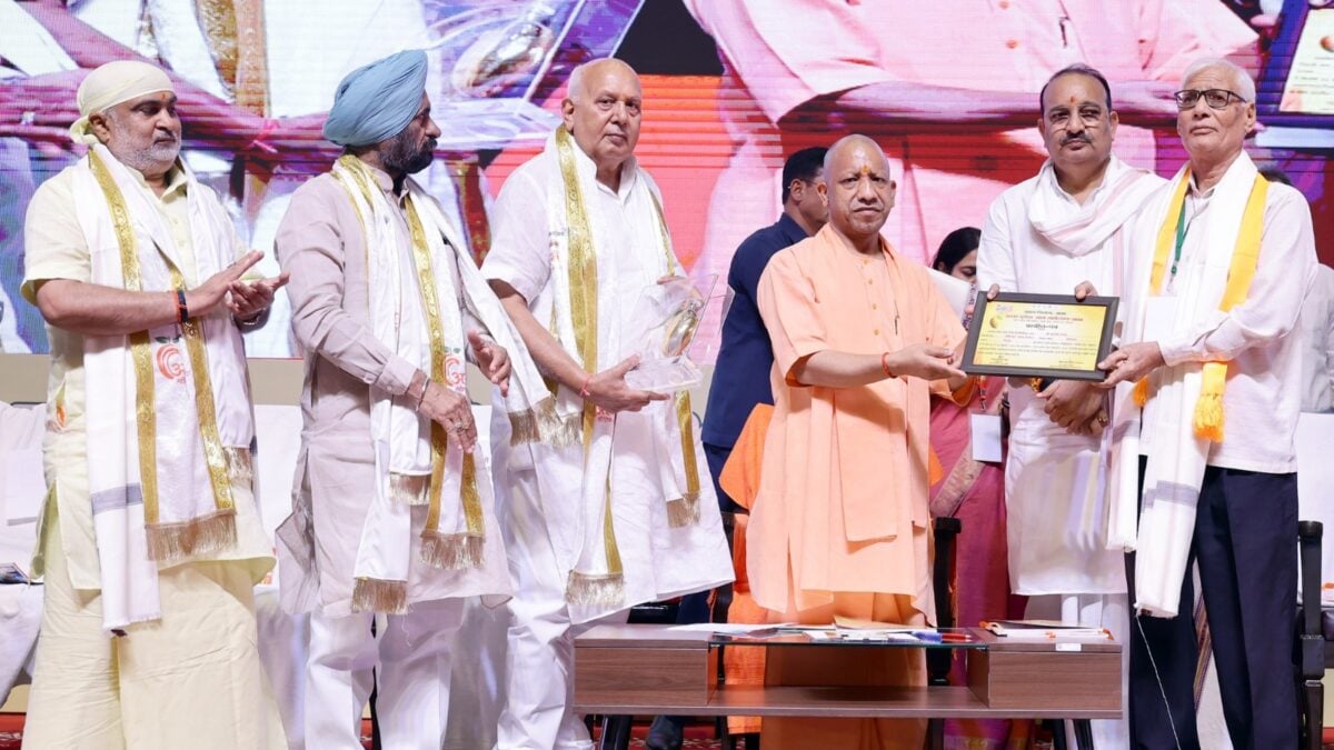 Yogi Adityanath Honours Outstanding Farmers, Releases Souvenir of 'Aam Mahotsav-2026'