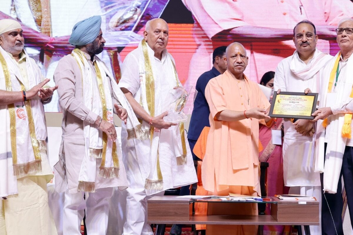 Yogi Adityanath Honours Outstanding Farmers, Releases Souvenir of 'Aam Mahotsav-2026'