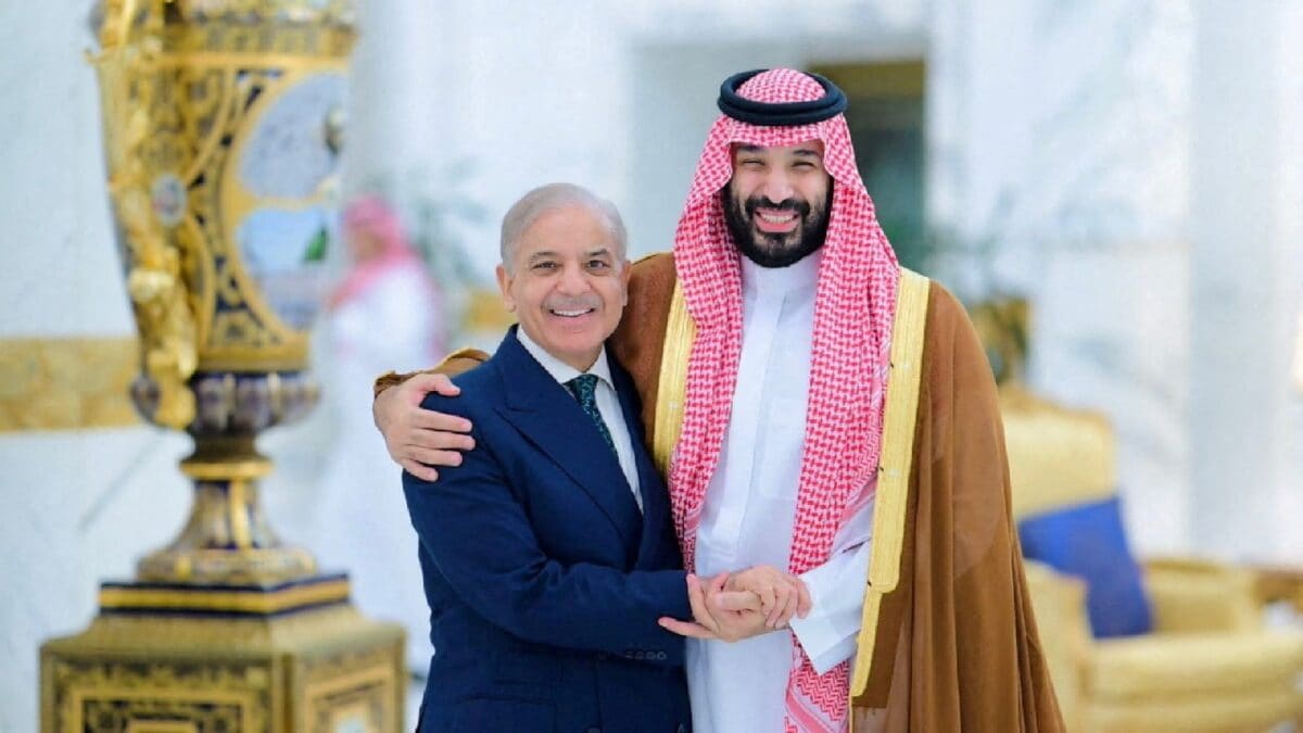 Pakistan considers sending up to 25,000 troops to Saudi Arabia amid Houthi threat