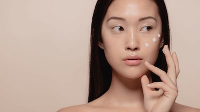  Wear Sunscreen Every Day: Cloudy skies don't block harmful UV rays. Apply a broad-spectrum sunscreen daily, whether it's sunny or raining, to protect your skin from sun damage and pigmentation.