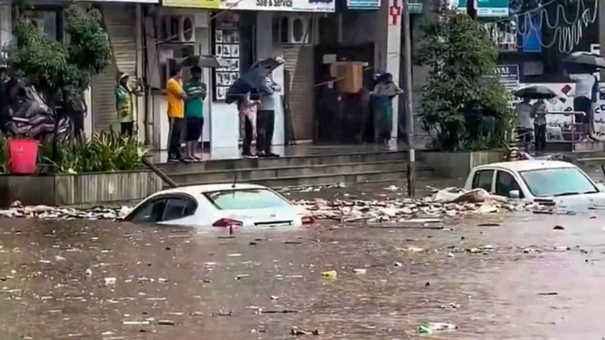 Mumbai Rains LIVE Updates: IMD Issues Red Alert For Mumbai, Thane, Palghar, Raigad; Waterlogging Hits Several Areas