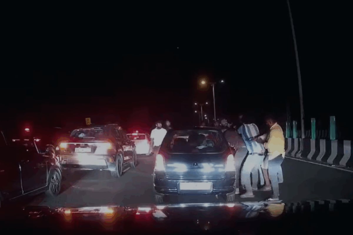 Man Travelling With Family Attacked On Mysuru-Bengaluru Road Over Overtaking Dispute | Video