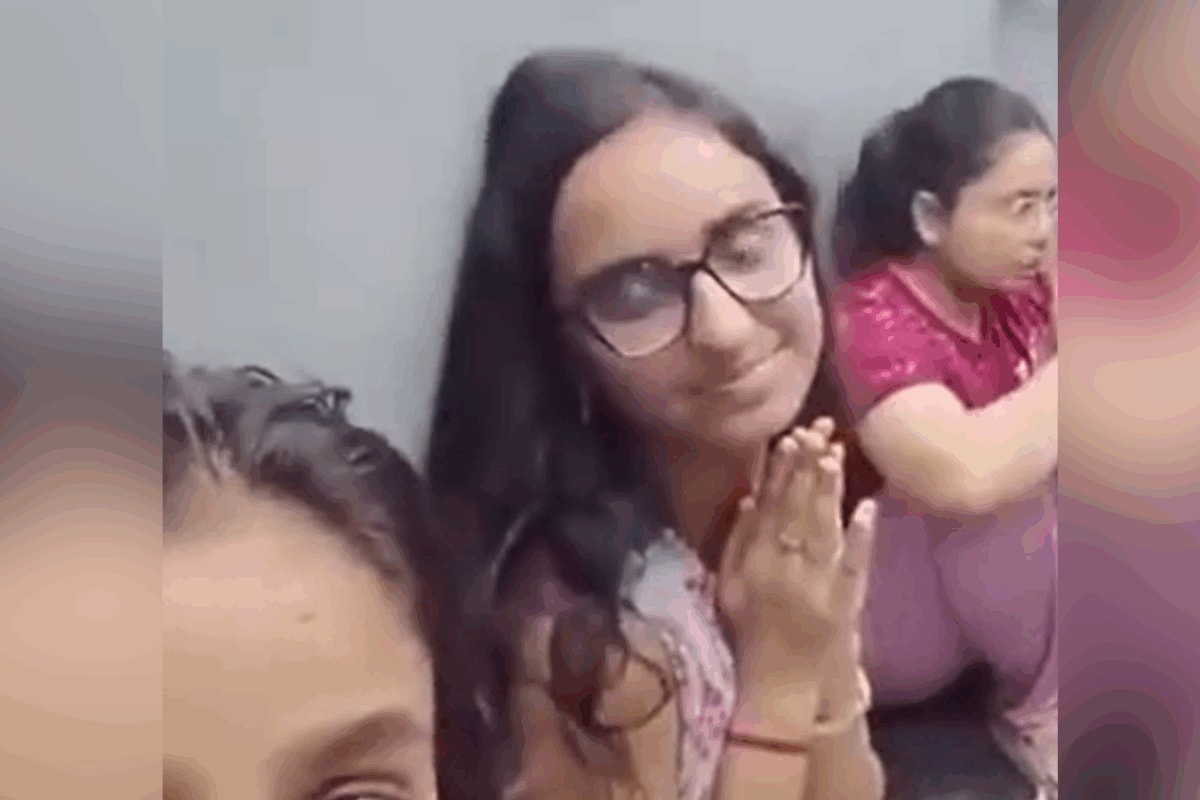 Trapped Inside Lift For 30 Minutes, 4 Girls Recite Hanuman Chalisa For Solace | Video