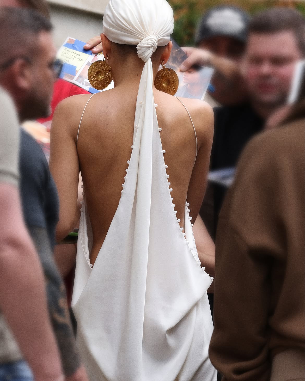 zendaya backless dress Turns Heads In A White Gown For The Odyssey Press Tour In London | Fashion News ST Zoë Kravitz Wearing a Size:US 0 / UK 2 / EU 30