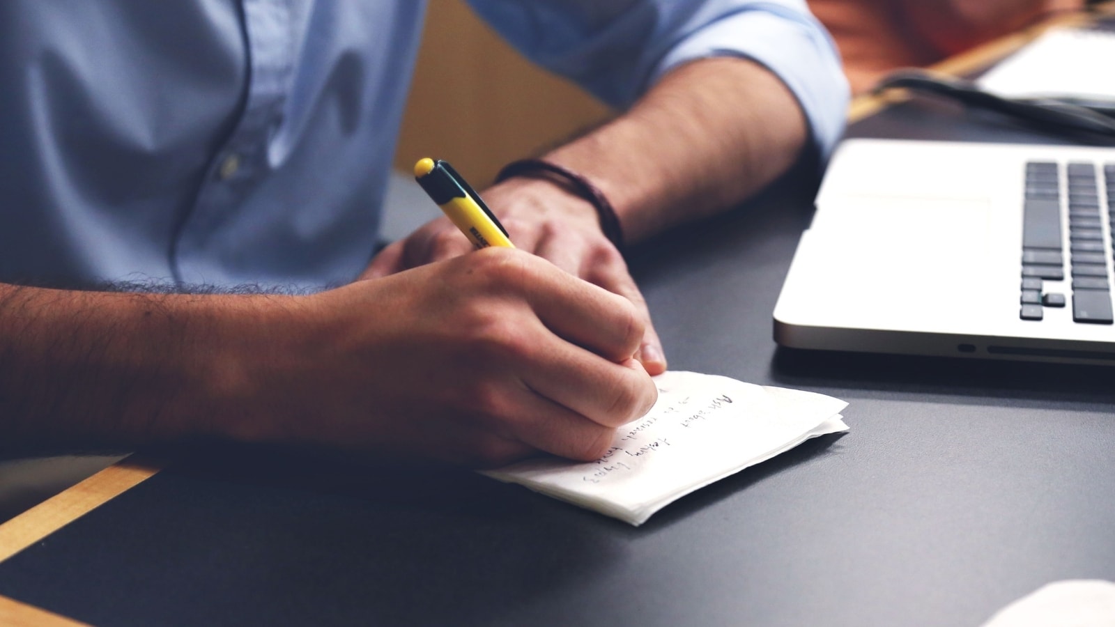 Successful micro-retirements require careful budgeting, emergency savings, and reduced debt. Many professionals save for years before taking a break, ensuring they can cover living expenses without relying on loans. Financial planning is often considered the foundation of a stress-free career pause.