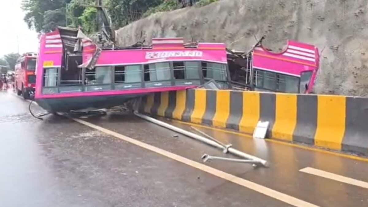 கேரளாவில் பேருந்து கவிழ்ந்து ஒருவர் உயிரிழப்பு
