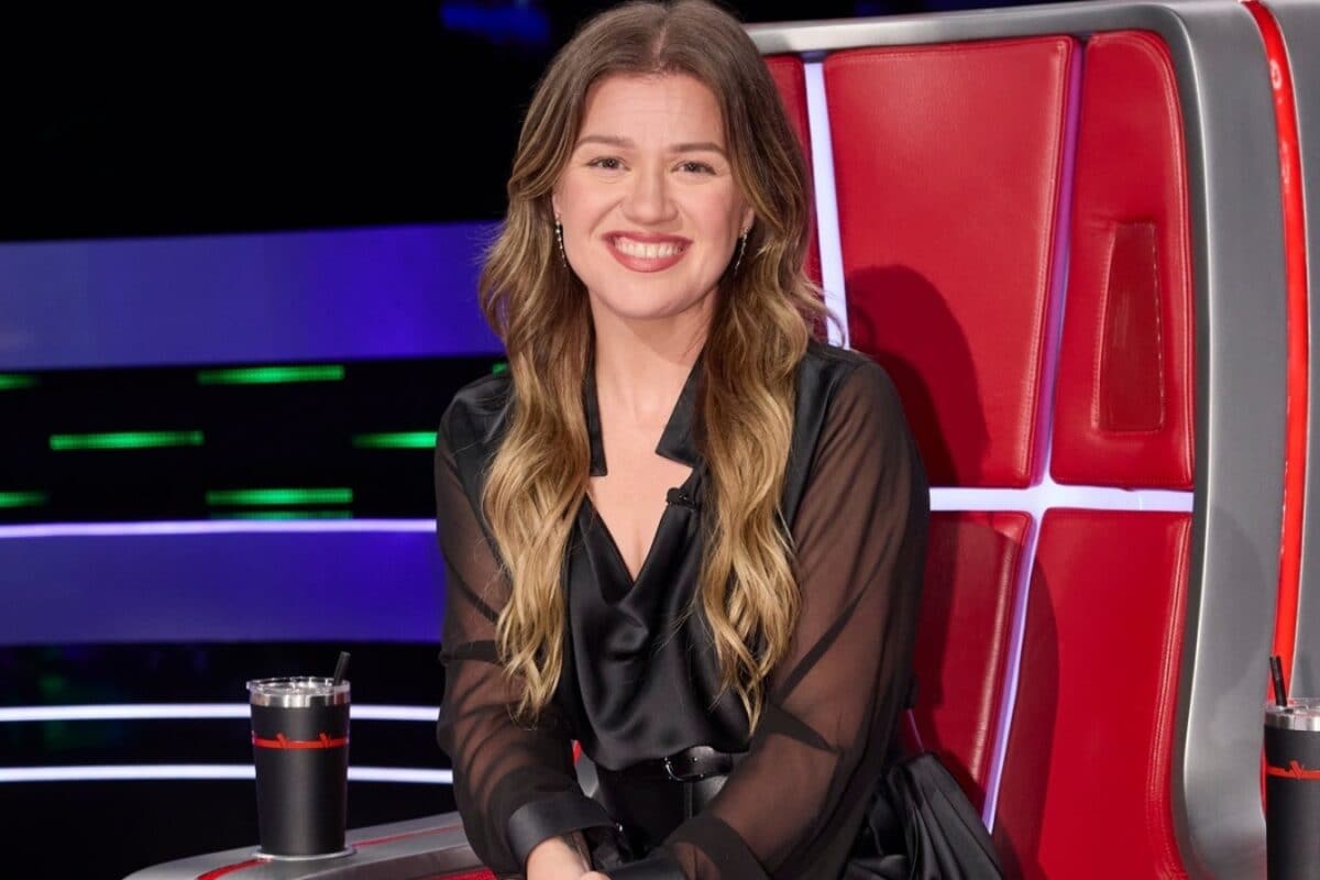 Kelly Clarkson Battles Lettuce Parasite In Las Vegas: 'Never Been Happy There Is No Man In The Room'