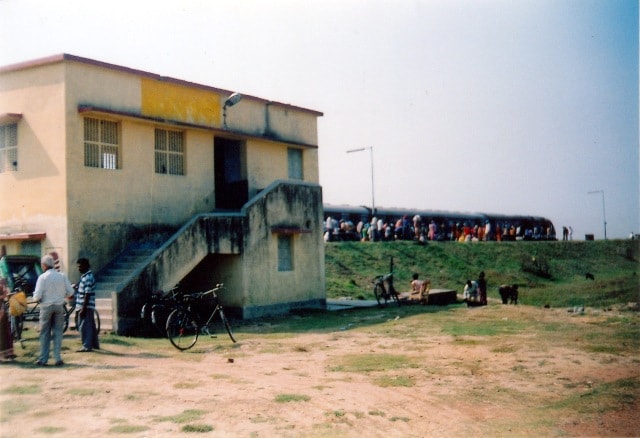 Although it does not have a clear name, the station functions like any other railway station. Passenger trains continue to stop here, and railway operations are not affected. Interestingly, even though the platform sign is empty, passengers booking tickets still see the station listed in the Indian Railways system under its official name. The puzzle is only on the station signs. Although it does not have a clear name, the station functions like any other railway station. Passenger trains continue to stop here, and railway operations are not affected. Interestingly, even though the platform sign is empty, passengers booking tickets still see the station listed in the Indian Railways system under its official name. The puzzle is only on the station signs.