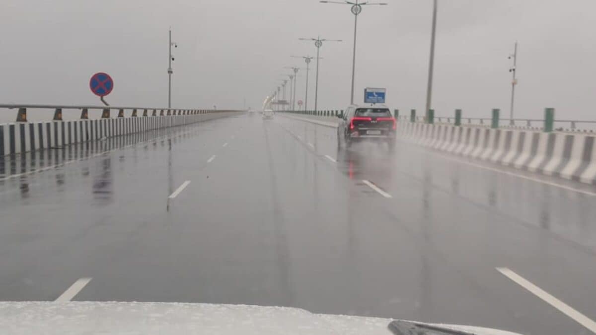 Why Do Cars Sway On Bridges During Strong Winds And Rain? Safety Tips For Drivers