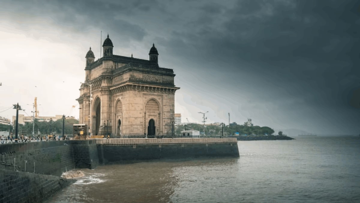 Mumbai Rains Live: Mumbai Wakes Up To Dense Clouds, Light Showers After 2 Days Of Relentless Downpour