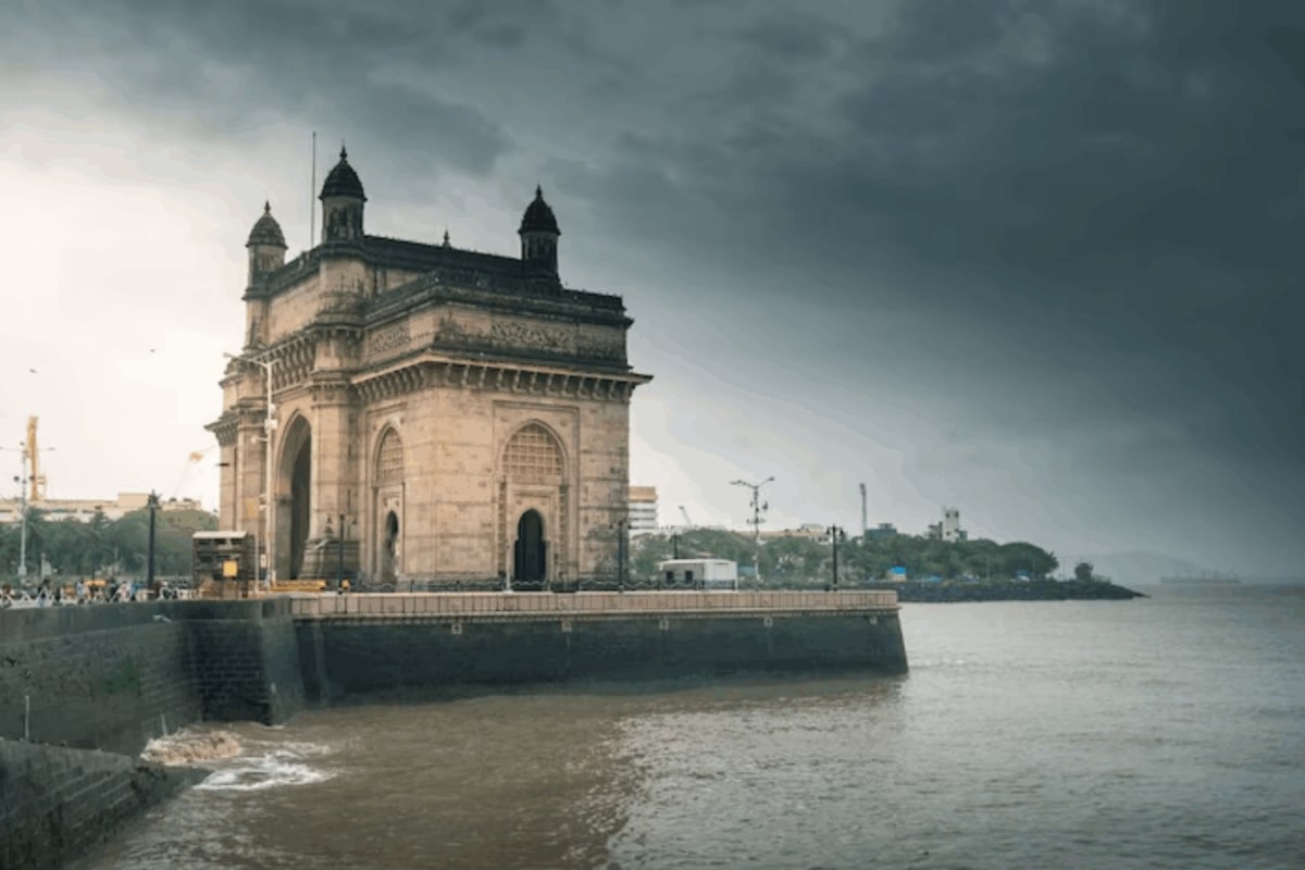 Mumbai Rains Live: Mumbai Wakes Up To Dense Clouds, Light Showers After 2 Days Of Relentless Downpour