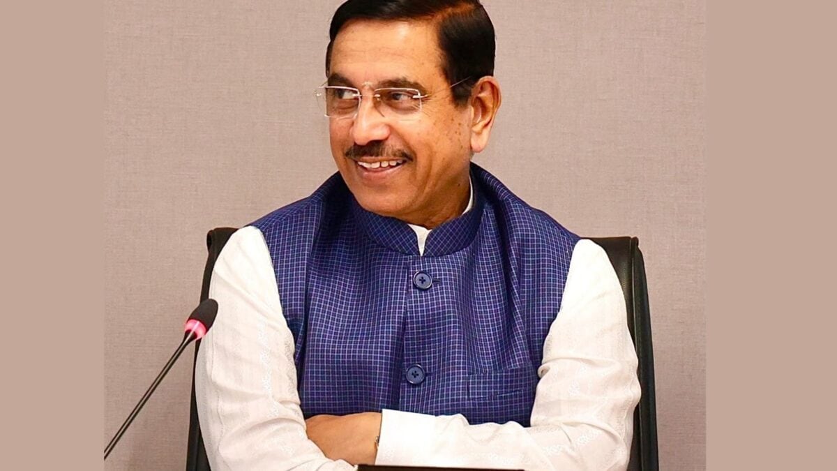 பிரல்ஹாத் ஜோஷி கல்வி அமைச்சராக பொறுப்பேற்பு
