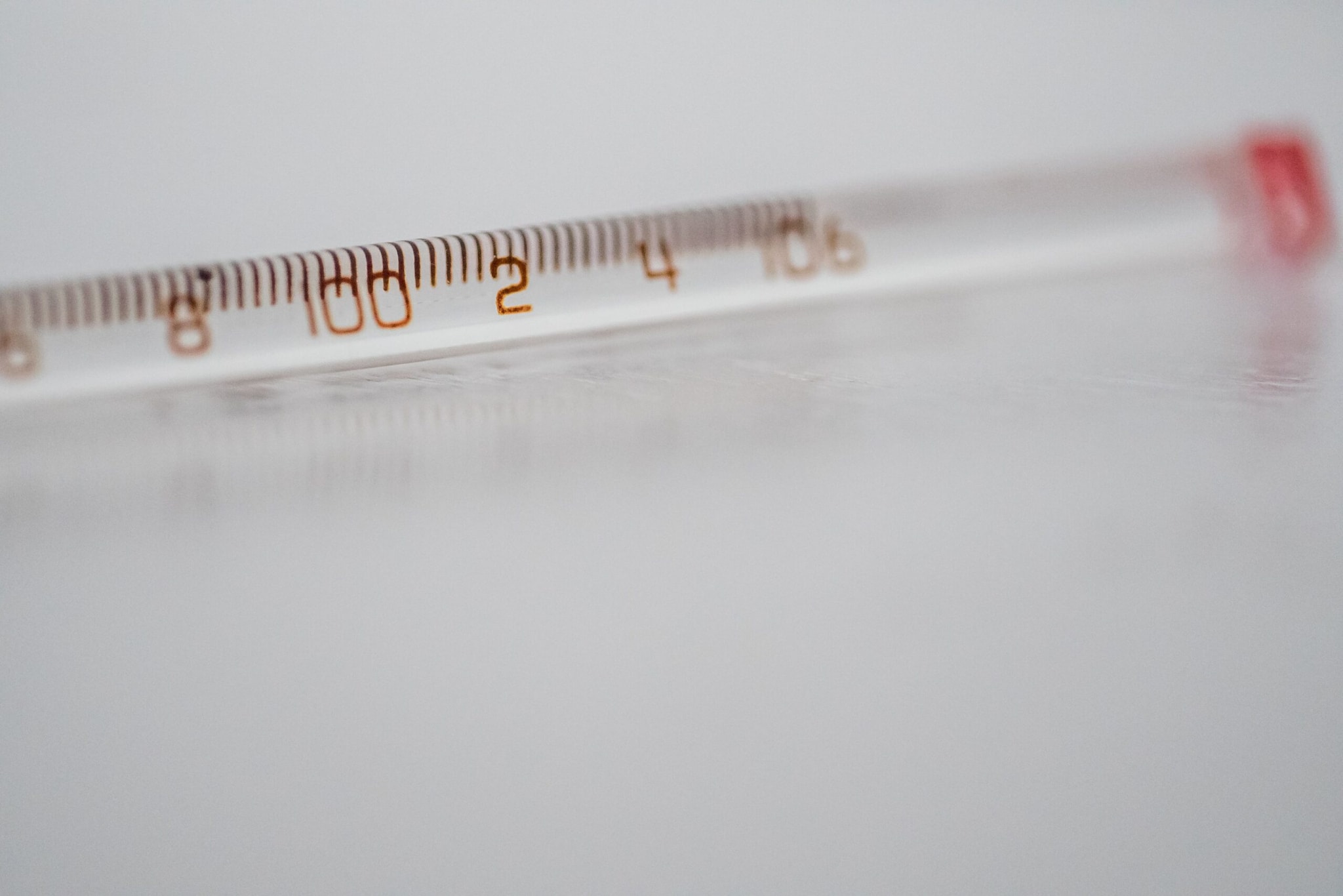 The Kelvin scale is fundamentally different from the other two because it is an absolute temperature scale. Developed by Scottish physicist William Thomson, later known as Lord Kelvin, it begins at absolute zero, the theoretical point at which particles have the minimum possible thermal energy. Absolute zero is defined as 0 Kelvin (0 K), which is equal to -273.15°C. Unlike Celsius and Fahrenheit, the Kelvin scale does not use the degree symbol.