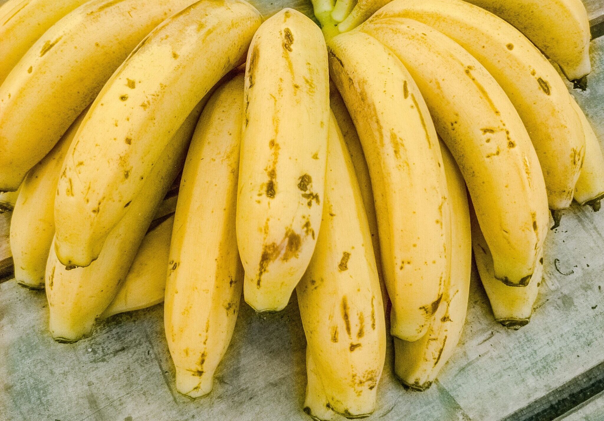 Anyone who buys a bunch of bananas knows the struggle; some are still green while others quickly turn brown. The Haru Hana Banana pack is designed to solve this everyday problem by arranging bananas according to how ripe they are.