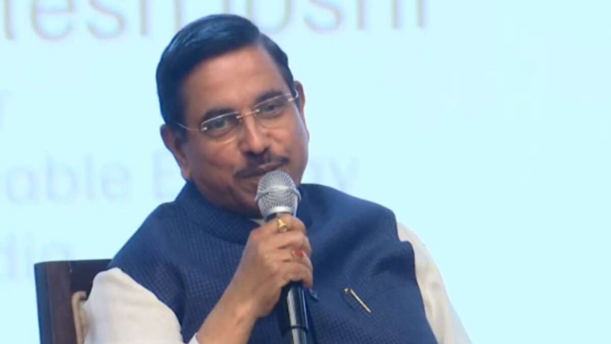 பிரல்ஹாத் ஜோஷிக்கு கல்வி அமைச்சகத்தின் பொறுப்பு