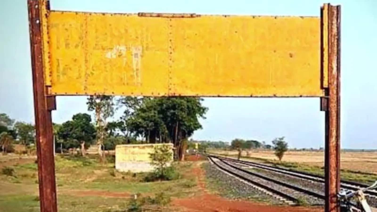 India is home to more than 7,000 railway stations, each with its own identity and history. But there is one station hiding in West Bengal, for a very unusual reason: it has no official name on its sign. Instead, passengers are greeted by a simple yellow board with the name of the station written on it, making it one of the most interesting railway stations in the country. India is home to more than 7,000 railway stations, each with its own identity and history. But there is one station hiding in West Bengal, for a very unusual reason: it has no official name on its sign. Instead, passengers are greeted by a simple yellow board with the name of the station written on it, making it one of the most interesting railway stations in the country.