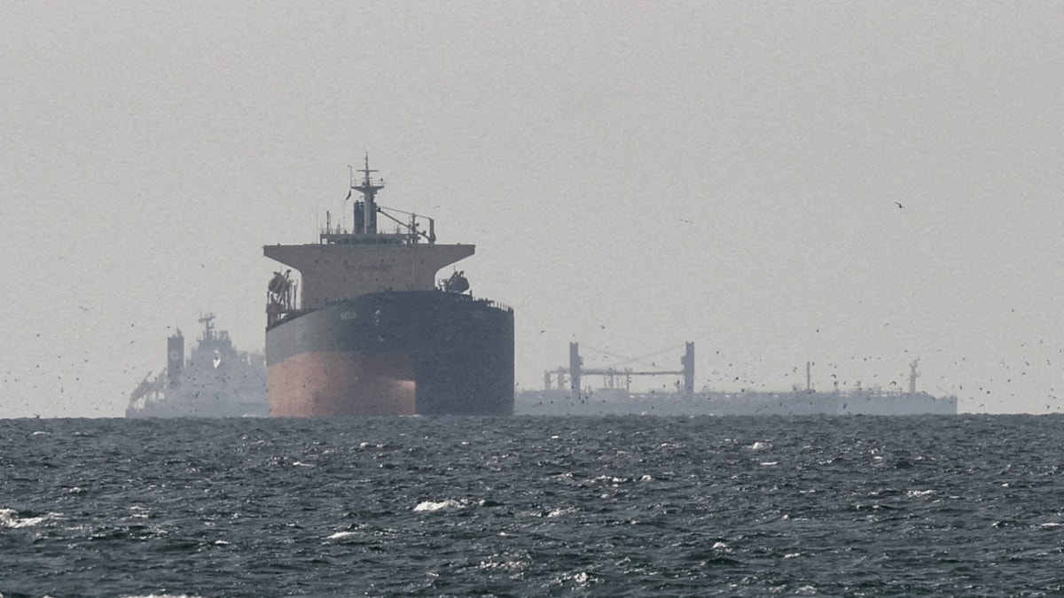 US Hits Iran With 'Series Of Powerful Strikes' After Hormuz Ship Attacks; Tehran Retaliates