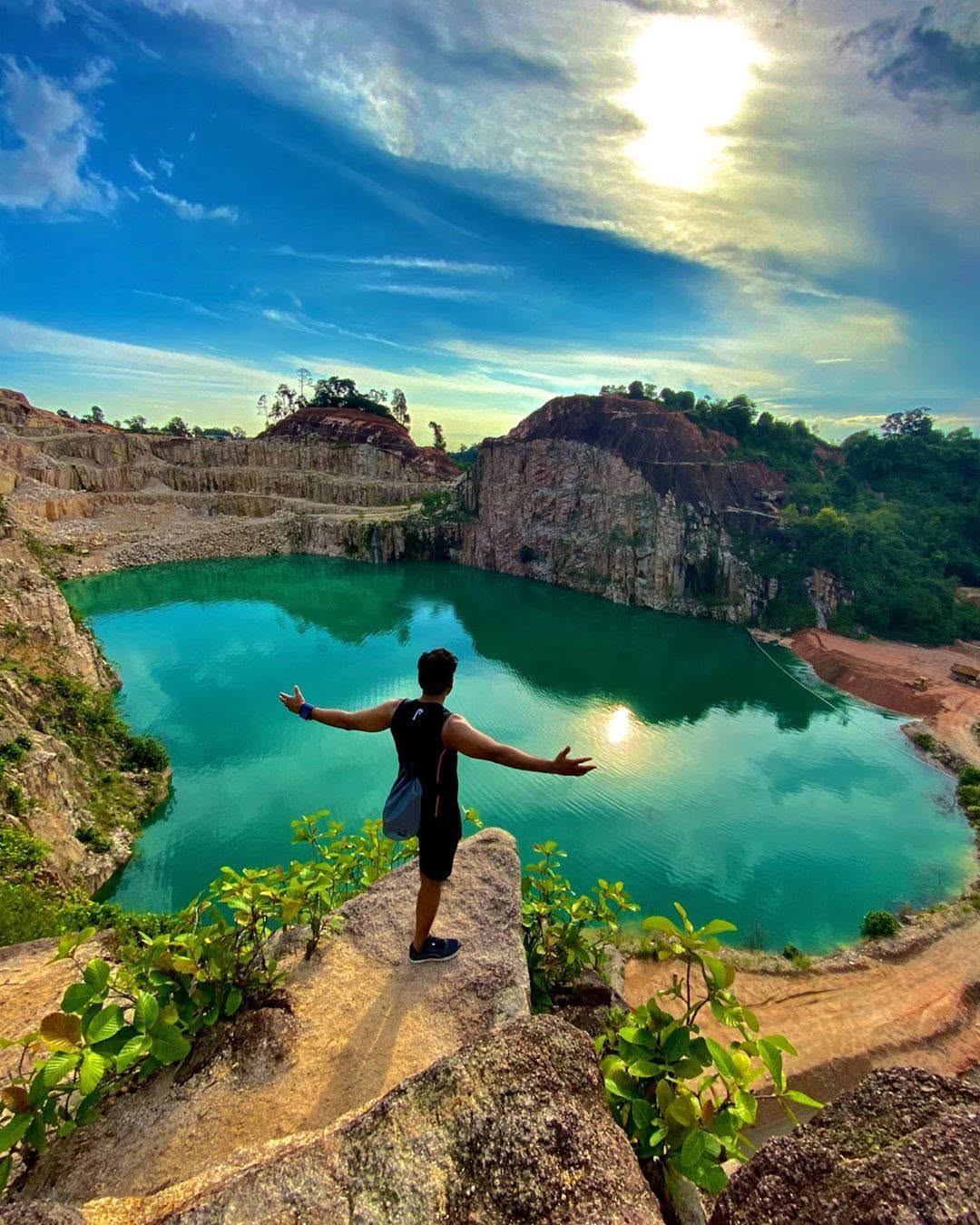 Tasik Biru Bukit Ibam, Pahang: Tucked away in the Pahang interior, this breathtaking disused mine pit features astonishingly vibrant turquoise waters created by natural mineral deposits. Surrounded by dense jungle foliage, it offers a striking, highly photogenic landscape far off the standard tourist trail.