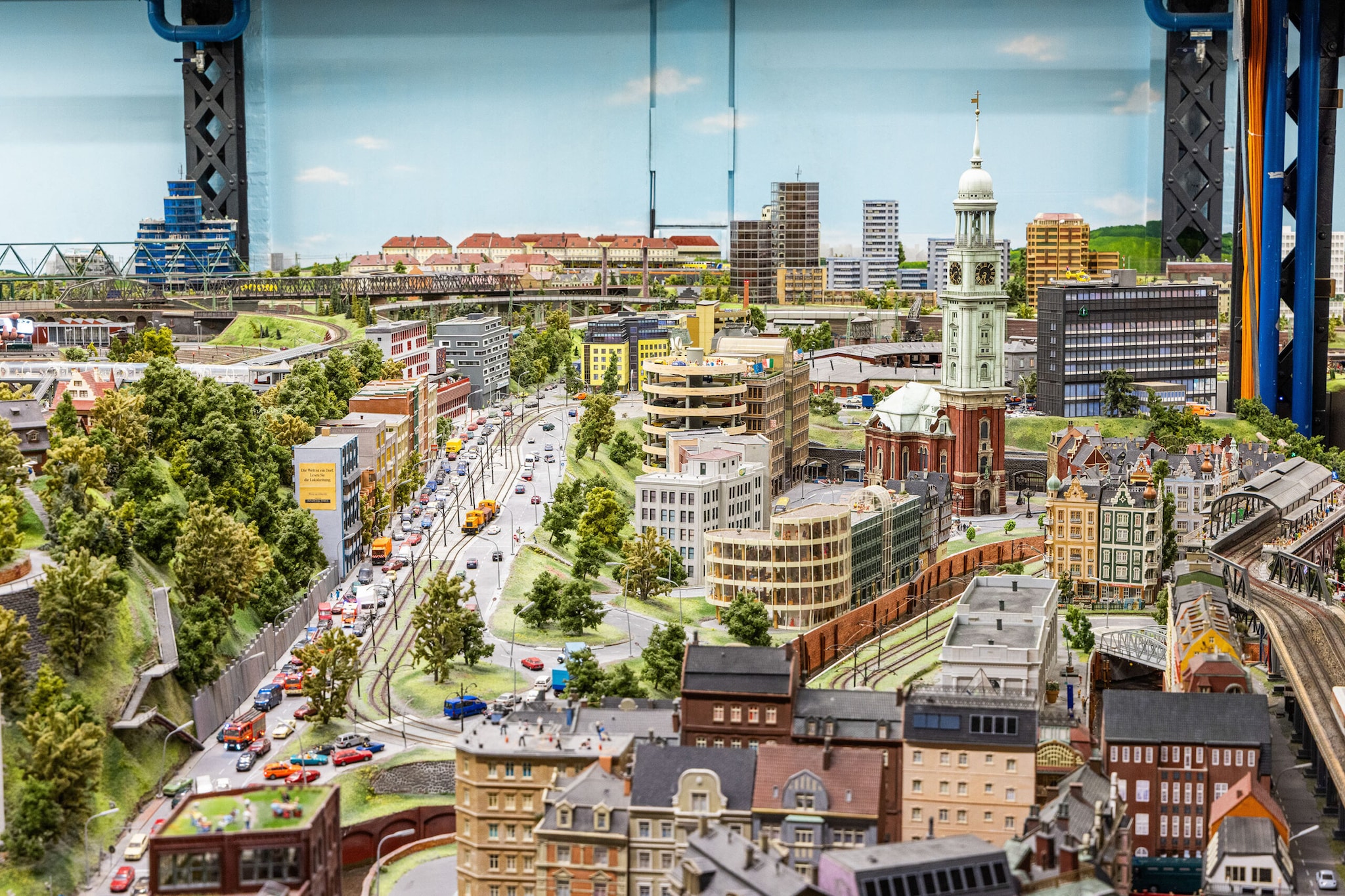 The roads aren't static either. Miniature cars travel through several sections of Wunderland using a sophisticated car system. In Knuffingen, for example, the system includes a hidden area capable of holding up to 250 vehicles. Fire engines and other emergency vehicles can also be seen as part of the miniature scenes.