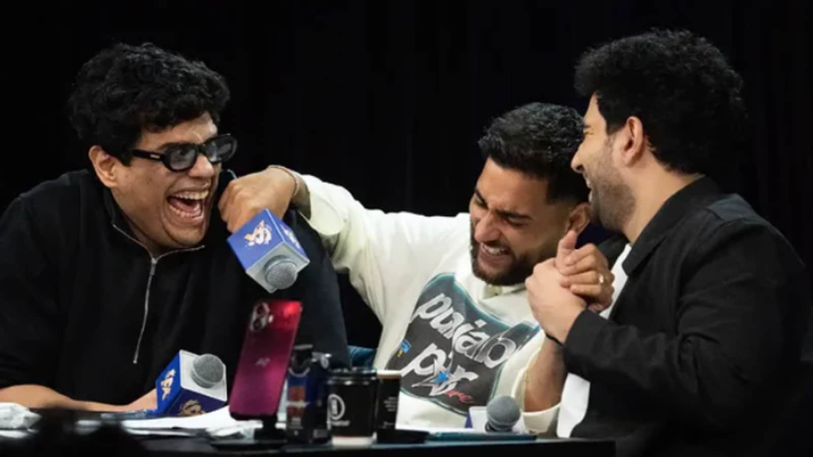 The Punjabi singer-songwriter had everyone in splits during an unexpected power outage on the set. After Samay said, “Doston, light chali gayi show ke beech mein,” Aujla then gave the most talked-about moment of the episode. He said, “Ye BeerBiceps ki haay lagi hai.” (Image: Instagram/@indiasgotlatent) The Punjabi singer-songwriter had everyone in splits during an unexpected power outage on the set. After Samay said, “Doston, light chali gayi show ke beech mein,” Aujla then gave the most talked-about moment of the episode. He said, “Ye BeerBiceps ki haay lagi hai.” (Image: Instagram/@indiasgotlatent)