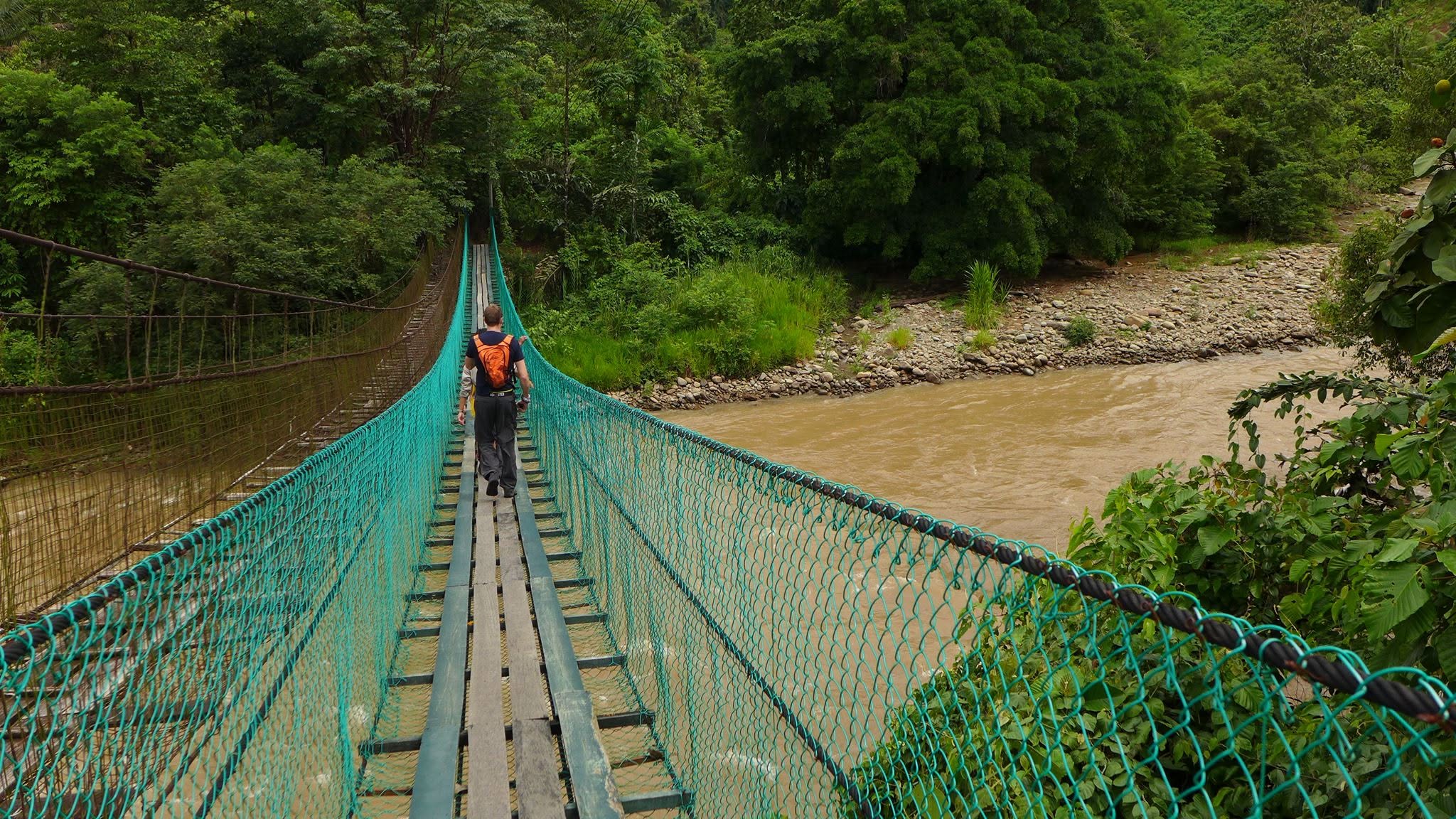 Kiulu Valley, Sabah: Nestled in the shadows of Mount Kinabalu, Kiulu Valley offers an authentic look into rural Bornean life. Visitors can enjoy mild whitewater rafting along the river, walk across suspended bamboo bridges, and stay in traditional eco-lodges hosted by local villagers.