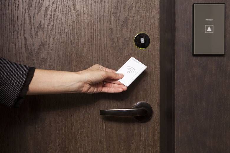 Easy to Replace: Misplaced your room key? No problem. Hotels can quickly issue a new key card in just a few minutes. With traditional keys, replacing them often meant changing the lock, which was both expensive and time-consuming.