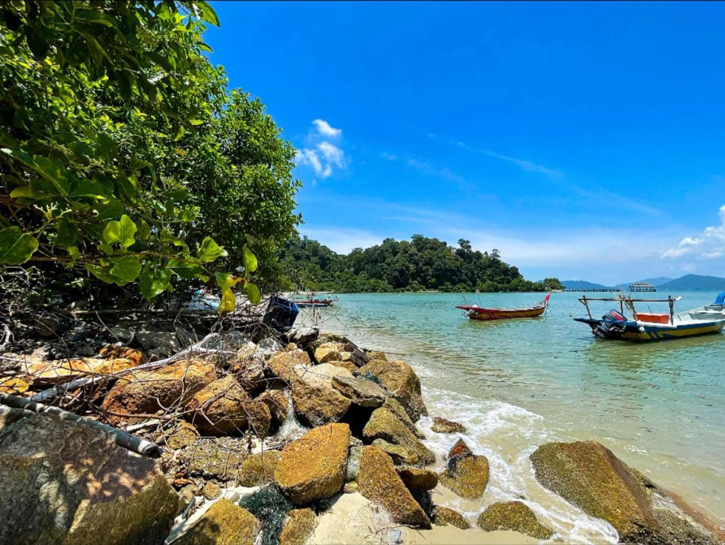 Pulau Pangkor, Perak: A quiet west-coast island rich in maritime history, Pangkor provides pristine, uncrowded beaches without tourist swarms. Visitors can explore a historic 17th-century Dutch fort, watch wild hornbills gather at dusk, and feast on delicious locally processed dried seafood.