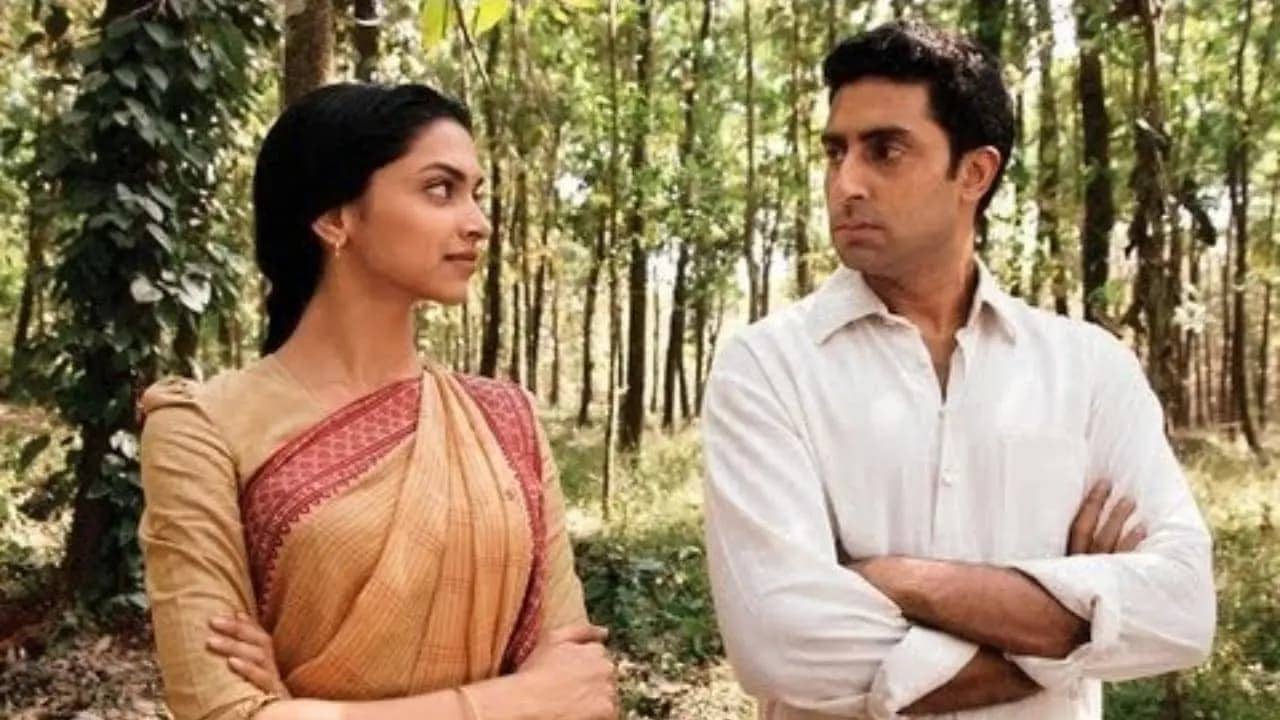 Khelein Hum Jee Jaan Sey: Ashutosh Gowariker’s 2010 historical drama featured Abhishek Bachchan as Surjya Sen, better known as Masterda. A teacher who became a revolutionary, Sen played a key role in planning the 1930 Chittagong Armoury Raid and inspired a group of young revolutionaries to challenge British rule. Bachchan’s portrayal received critical appreciation. Khelein Hum Jee Jaan Sey: Ashutosh Gowariker’s 2010 historical drama featured Abhishek Bachchan as Surjya Sen, better known as Masterda. A teacher who became a revolutionary, Sen played a key role in planning the 1930 Chittagong Armoury Raid and inspired a group of young revolutionaries to challenge British rule. Bachchan’s portrayal received critical appreciation.