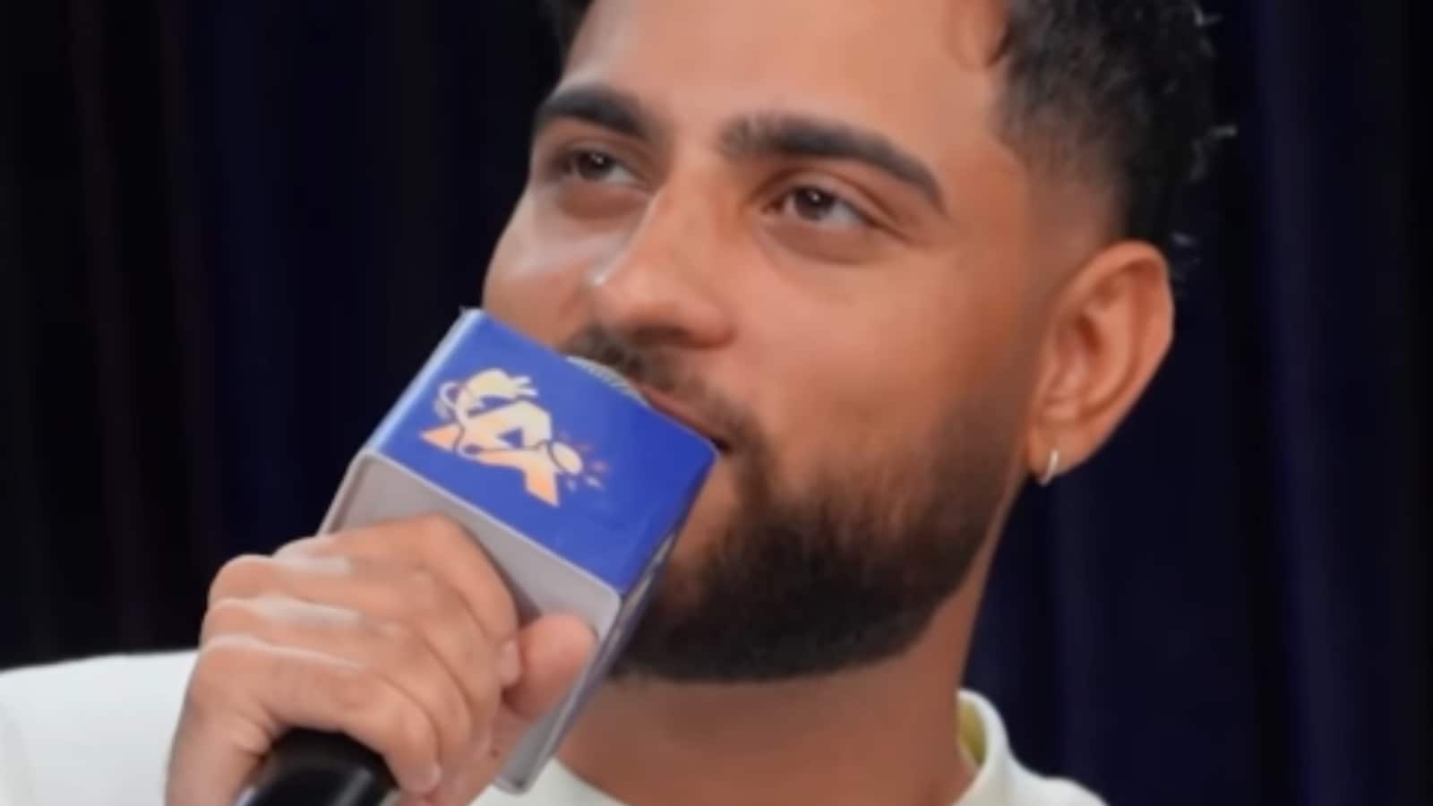 A woman requested the Punjabi singer to sing songs while the crew sorted out the power outage situation during the show. Aujla obliged and asked her to sing with him. Both of them then sang his song, Boyfriend, with the audience cheering and clapping for them. (Image: X/@aniket18x) A woman requested the Punjabi singer to sing songs while the crew sorted out the power outage situation during the show. Aujla obliged and asked her to sing with him. Both of them then sang his song, Boyfriend, with the audience cheering and clapping for them. (Image: X/@aniket18x)