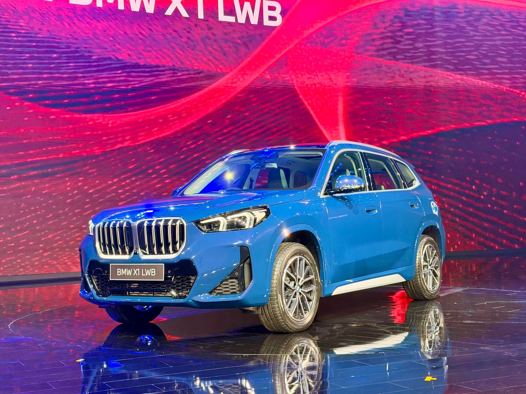 BMW X1 LWB Launched In India At Rs 49.90 LakhBMW India has launched the X1 LWB, a stretched, petrol-only version of its entry-level SUV, at Rs 49.90 lakh ex-showroom. It comes in a single variant, the sDrive 15Li, and gets the M Sport styling package as standard. This is BMW's most affordable long-wheelbase model with a combustion engine sold in India, sitting alongside the electric iX1 LWB in the range.