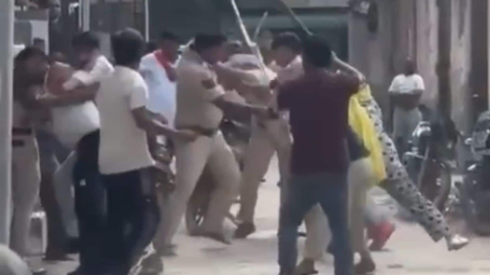 Mayhem In Delhi: Locals Attack Cops With Sticks, Chilli Powder For Seizing Bike Without Valid Docs