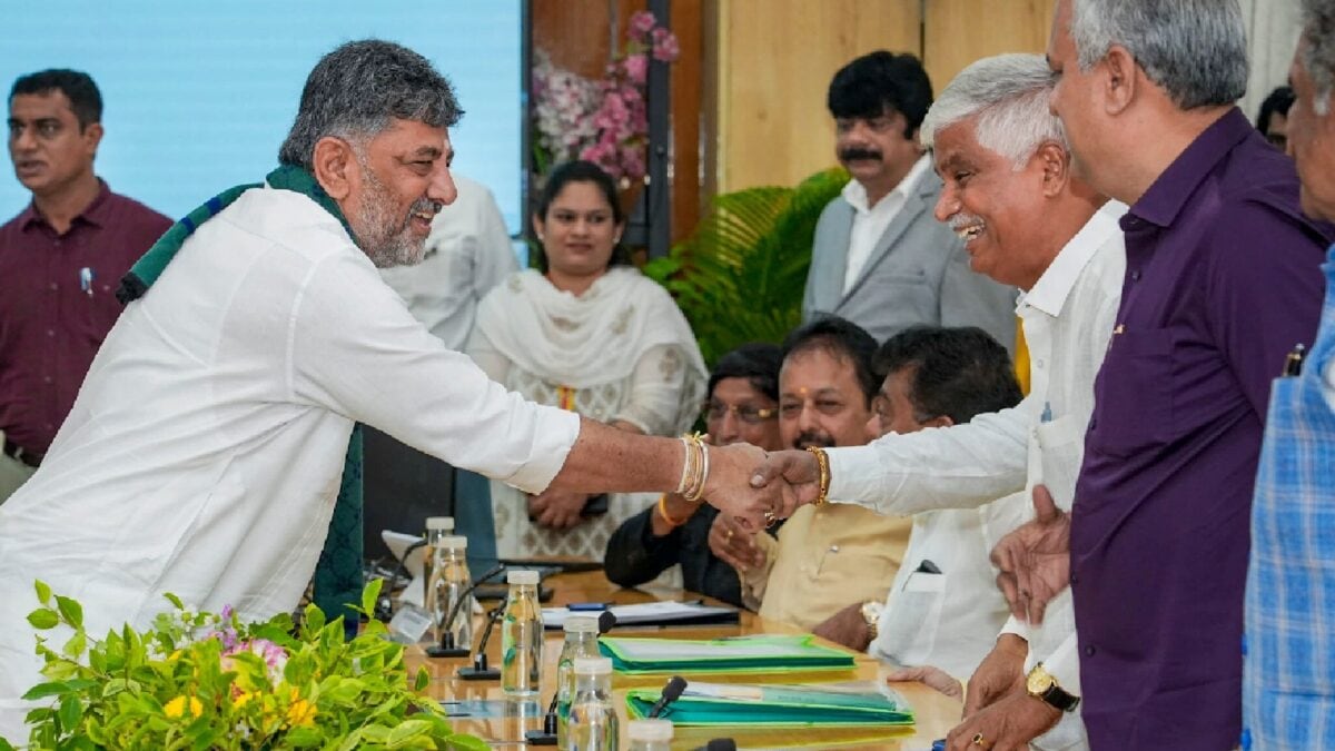 கர்நாடக காங்கிரசில் கிளர்ச்சி: இரண்டு எம்எல்ஏக்கள் ராஜினாமா