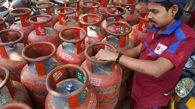 Keep the gas hose as short as practical and away from flames or hot surfaces. Never use a damaged pipe. If you smell gas, turn off the regulator if safe and contact your gas provider or a qualified technician immediately. (Image: File Photo)
