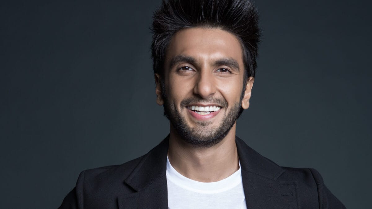 Ranveer Singh Greets Airport Staff, Shakes Hands With Police Officers | Watch Video