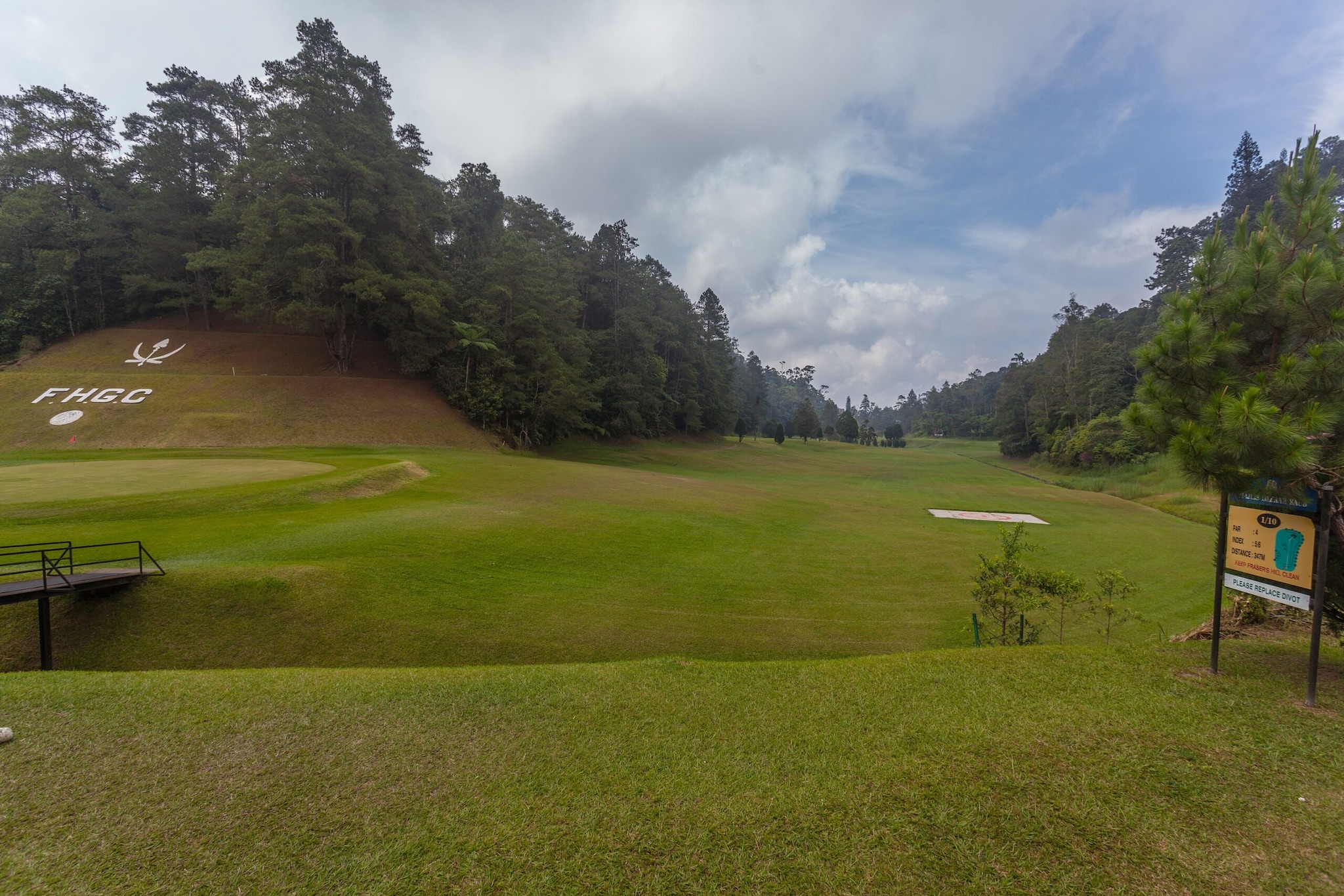 Fraser’s Hill, Pahang: A cool, misty highland retreat characterized by charming colonial-era granite cottages and serene hiking trails. Free from heavy commercialization, this quiet village serves as an idyllic haven for birdwatchers, nature lovers, and anyone seeking peaceful mountain air.