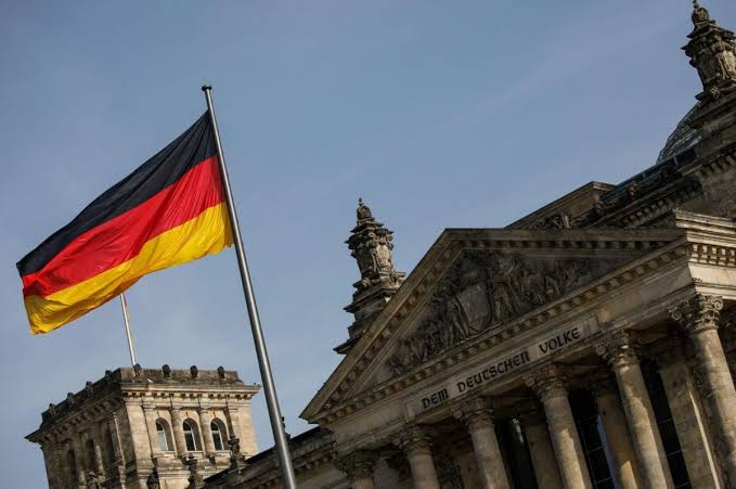 Germany completes the list in tenth place, recording an average annual salary of US$81,534.These figures represent average salaries and are not guaranteed wages for every worker. Rankings can also change depending on whether they measure gross or after-tax income, average or median salary, and salaries across all workers or only skilled professionals. Cost of living is another important factor. Countries such as Switzerland and Luxembourg offer very high salaries but also have expensive housing and living costs. Therefore, the country offering the highest average salary does not automatically provide the highest standard of living. Germany completes the list in tenth place, recording an average annual salary of US$81,534.These figures represent average salaries and are not guaranteed wages for every worker. Rankings can also change depending on whether they measure gross or after-tax income, average or median salary, and salaries across all workers or only skilled professionals. Cost of living is another important factor. Countries such as Switzerland and Luxembourg offer very high salaries but also have expensive housing and living costs. Therefore, the country offering the highest average salary does not automatically provide the highest standard of living.