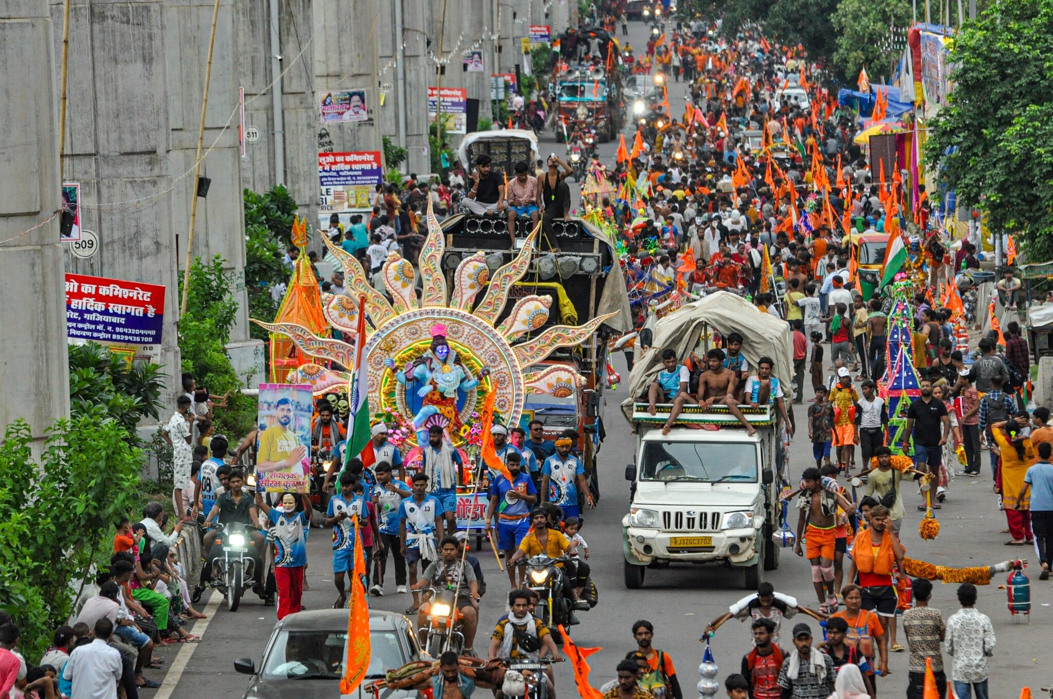 If you've been clutching your chest every time a kanwar yatra truck passes by, you're not alone. Towering speaker rigs strapped to trolleys, flags snapping above them, lead the procession into Delhi-NCR. This year, as Kanwar Yatra peaks across the capital and western Uttar Pradesh, the conversation isn't only about traffic. It's about what happens to a city's ears when devotion arrives at concert volume, night after night, for close to three weeks.