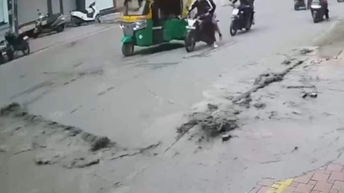 இந்தூரில் புதிய சாலை சரிந்து விபத்து
