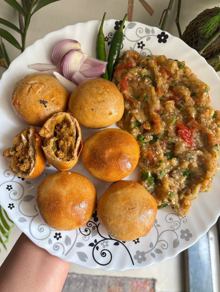 Litti Chokha – BiharLitti Chokha is one of Bihar’s most popular traditional dishes. Litti consists of wheat dough balls stuffed with roasted gram flour and spices, while chokha is made with mashed vegetables such as potato, brinjal and tomato.