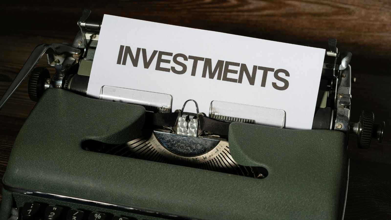 Understanding a Lump Sum Investment: A lump sum investment means investing a large amount in one go. Since the entire amount starts earning returns immediately, it has more time to benefit from compounding. However, returns can be affected if markets decline soon after investing.