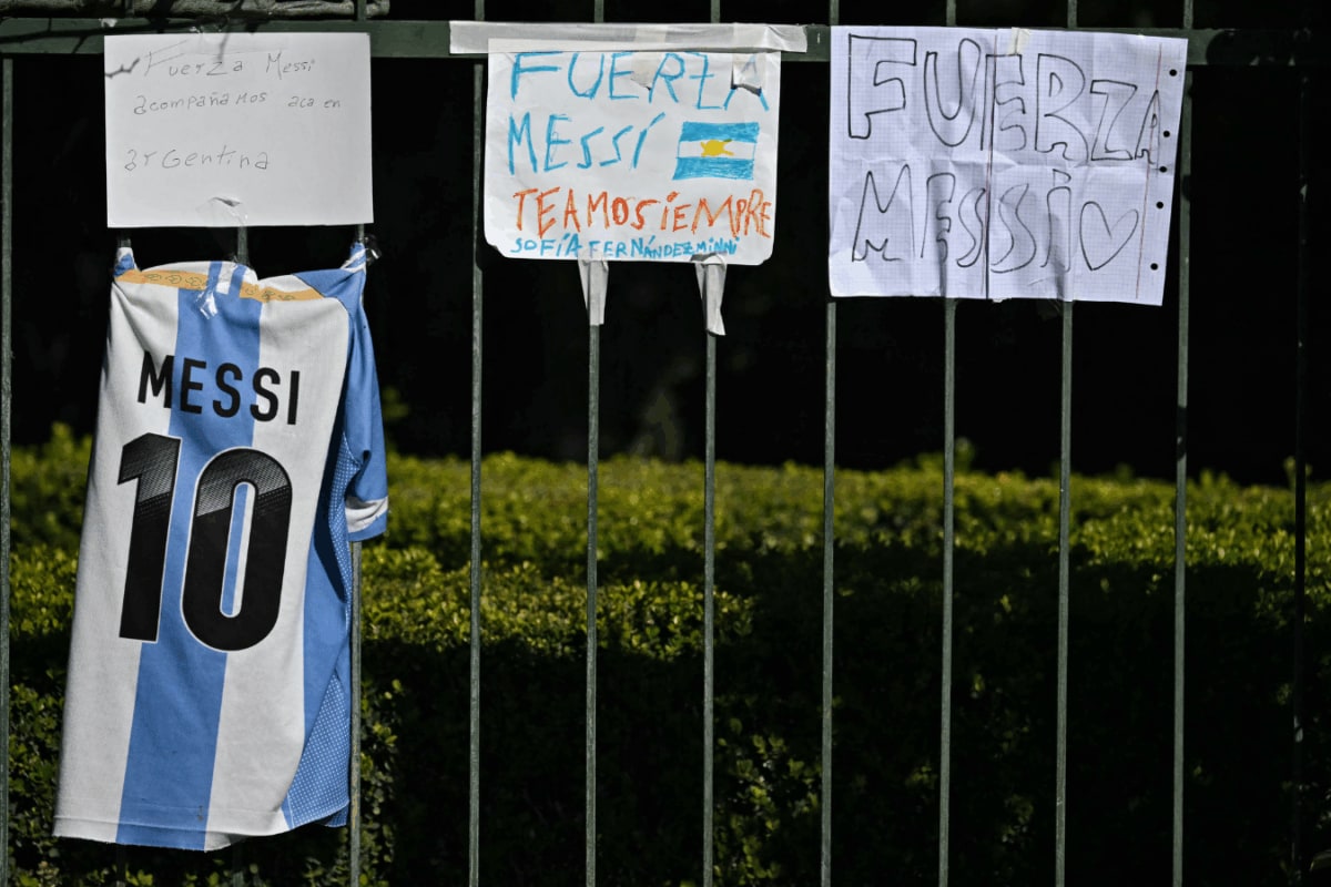 Lionel Messi Bids Farewell To Father Jorge Messi In Argentina