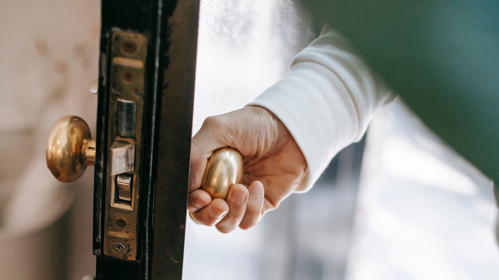 One of the most famous studies on the phenomenon was done by Gabriel A. Radvansky, David E. Copeland, and Lynn K. Peterson at the University of Notre Dame, where they found that people are more likely to forget what they were doing after passing through a doorway than when walking the same distance without changing rooms. (Image: Pexels) One of the most famous studies on the phenomenon was done by Gabriel A. Radvansky, David E. Copeland, and Lynn K. Peterson at the University of Notre Dame, where they found that people are more likely to forget what they were doing after passing through a doorway than when walking the same distance without changing rooms. (Image: Pexels)