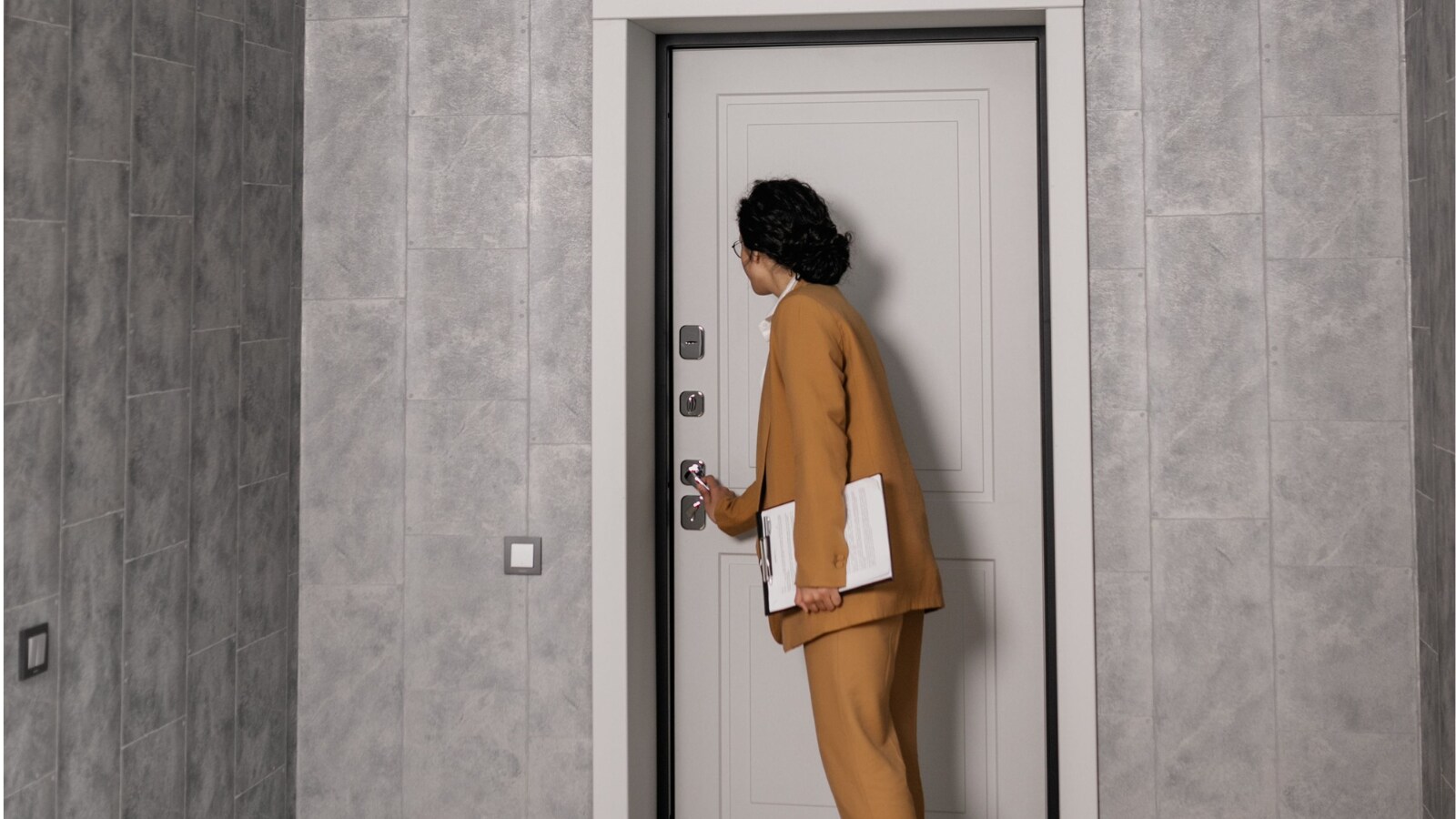 The idea behind the phenomenon is that the brain treats moving from one place to another as a change in context. When a person crosses a doorway, the brain may update the mental picture of where they were and what they were doing. The brain does not store every moment like a video recording. Instead, it divides experiences into separate events or chapters. (Image: Pexels) The idea behind the phenomenon is that the brain treats moving from one place to another as a change in context. When a person crosses a doorway, the brain may update the mental picture of where they were and what they were doing. The brain does not store every moment like a video recording. Instead, it divides experiences into separate events or chapters. (Image: Pexels)