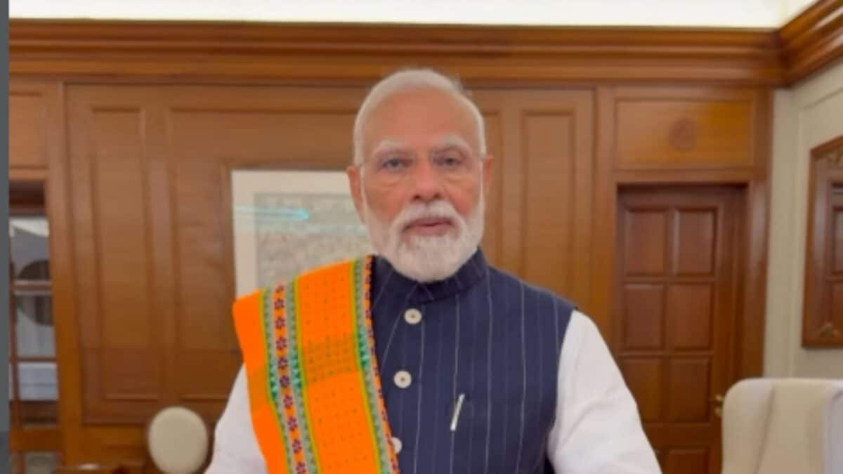 தேசிய கைத்தறி தினத்தில் இளைஞர்களுக்கு பிரதமர் மோடி அழைப்பு