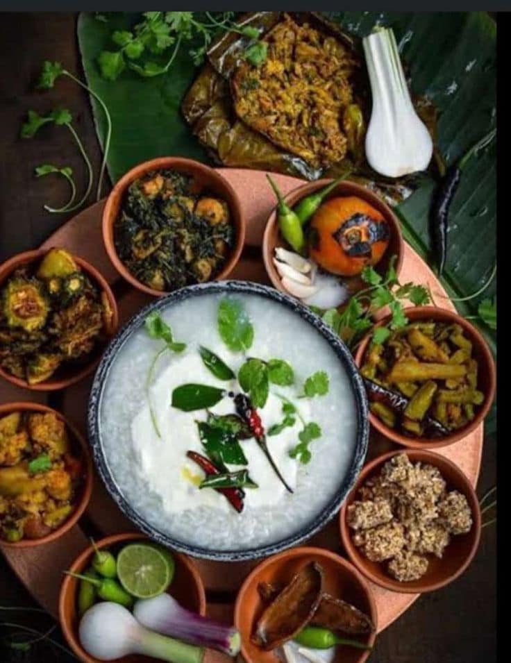 Pakhala Bhata – OdishaPakhala Bhata is a traditional Odia dish made by soaking cooked rice in water, often overnight, and serving it with accompaniments such as vegetables, fried fish or other sides. It is especially popular during the hot summer months.